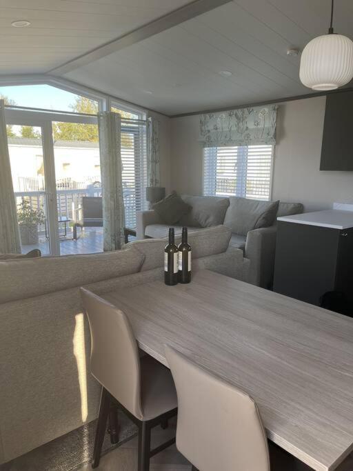 2 Bedroom - Lakeside Merston