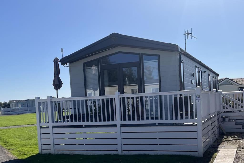 2 Bedroom - Lakeside Villa Merston